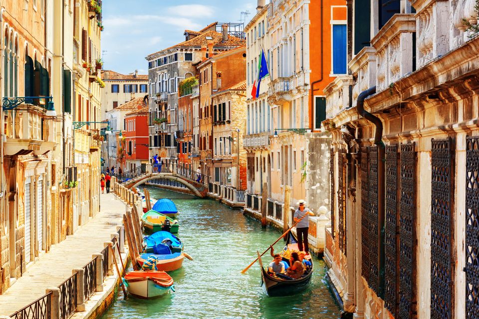 Kanal in Venedig mit Gondeln