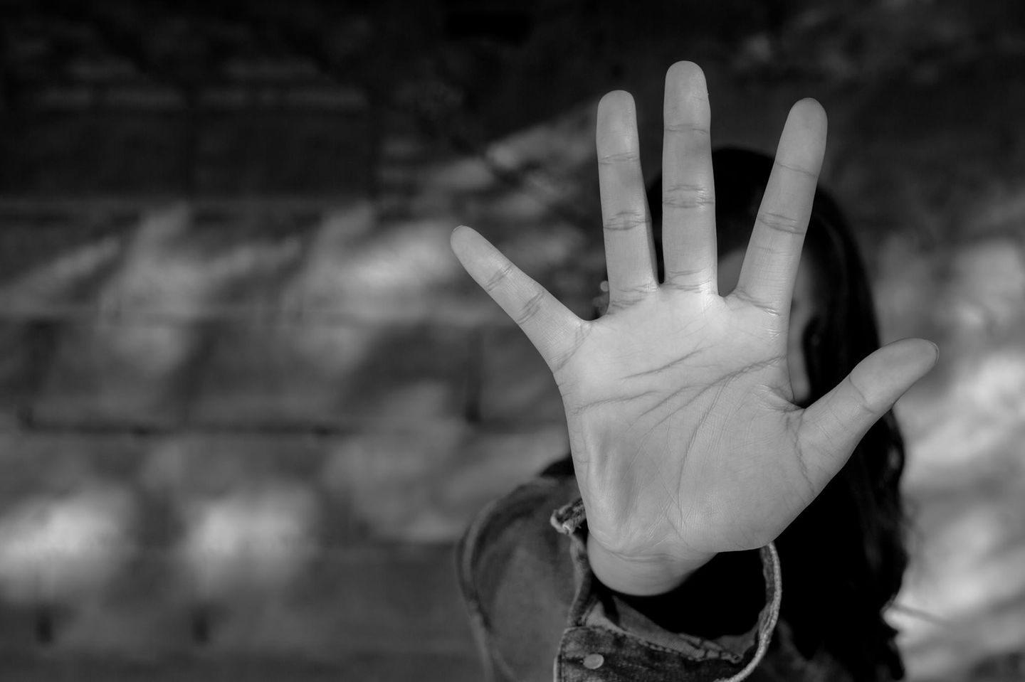 Hasskriminalität: Hand zeigt Stop