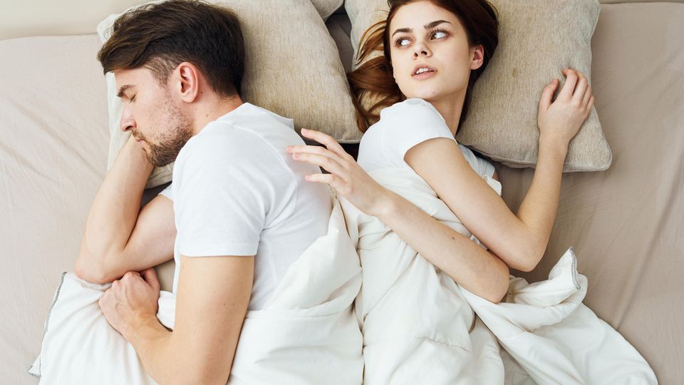 So beeinflusst das Coronavirus unser Sexleben: Paar im Bett