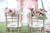 Blumendeko Hochzeit: Blumenschmuck für die Stühle