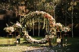 Blumendeko Hochzeit: Blumenbogen