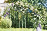Blumendeko Hochzeit: Blumenbogen weiß