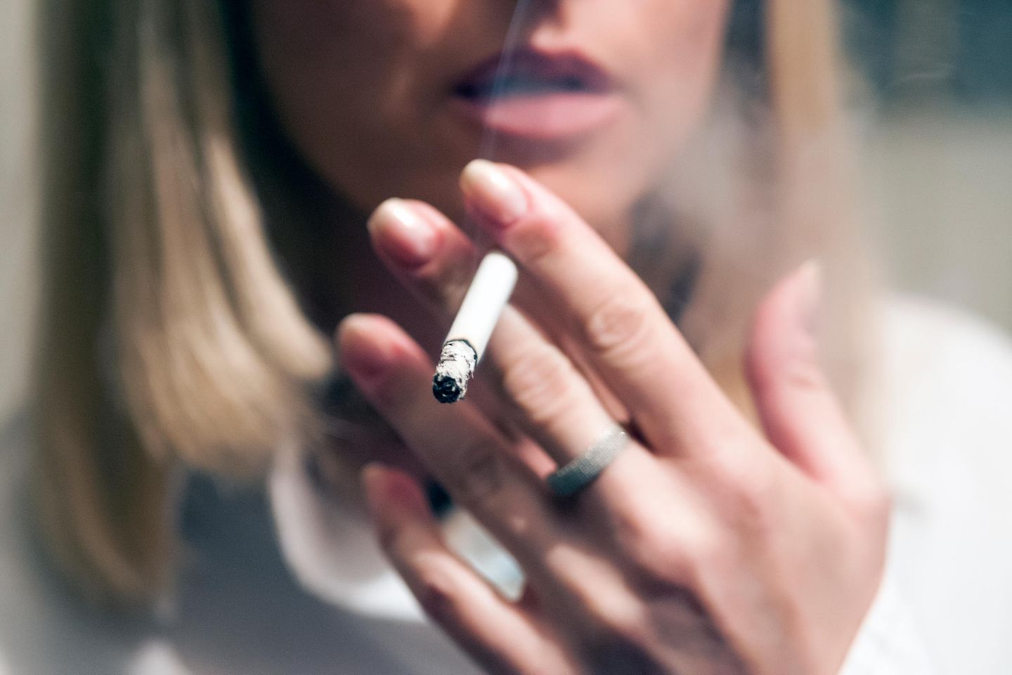 Corona aktuell: Rauchende Frau