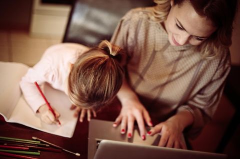 Job und Familie: Mutter am Laptop mit Kind