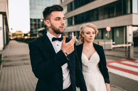 Partner raucht weiter: Rauchender Mann mit Frau