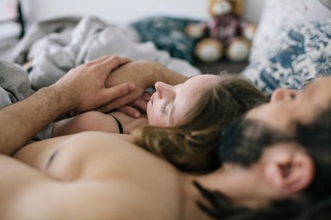 Sex in Zeiten von Corona - Ein Paar liegt im Bett und kuschelt