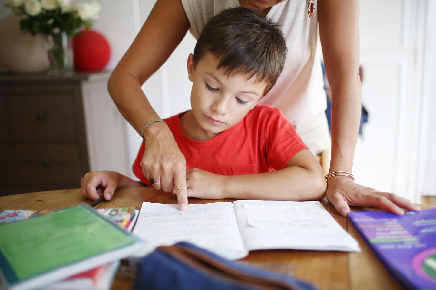 Coronavirus-News: 5 Expertentipps fürs Lernen zu Hause - Mutter hilft Sohn beim Lernen