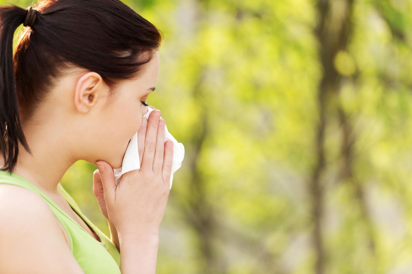 Pollenallergie: Frau mit Schnupfen