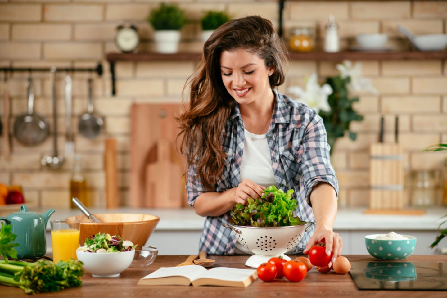 Fructosefreie Lebensmittel - Frau bereitet Salat zu