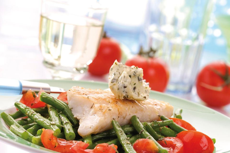 Butter bei die Fische: Fisch mit Kräuterbutter auf Teller