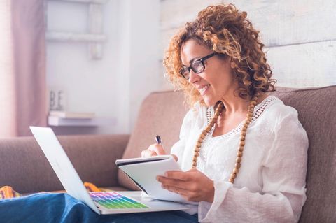 Studie: Frau am Laptop