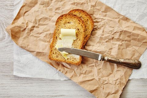 Alles in Butter: Butter auf Brotscheiben geschmiert