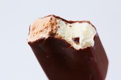 Kalorien-Check: Eis im Schokomantel Kalorien-Check: Eis im Schokomantel