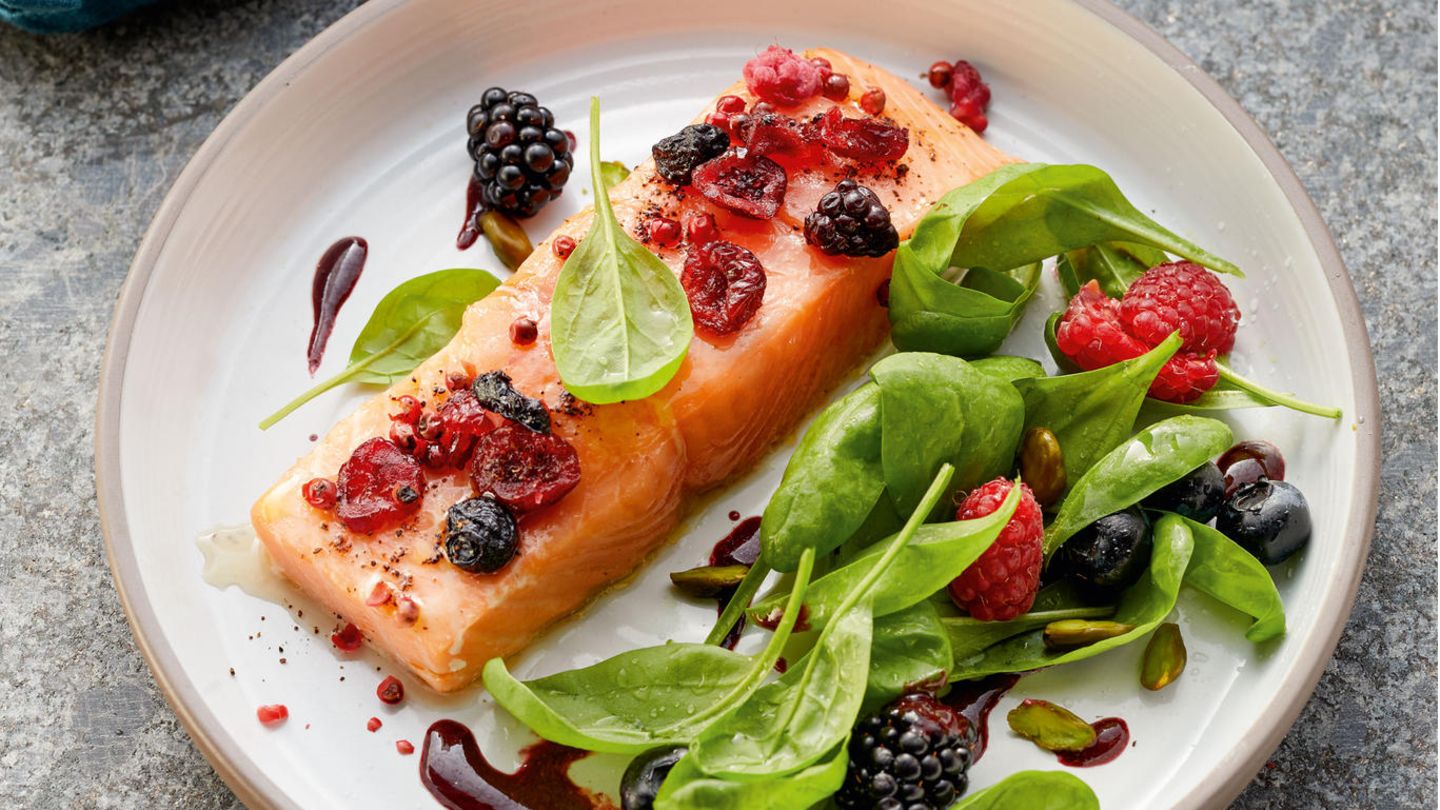 Spinatsalat mit Lachs und Beeren-Vinaigrette | BRIGITTE.de