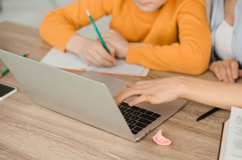 Corona aktuell: Kind sitzt vor Laptop