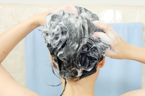 Schutz vor Ansteckung: Sollten wir uns jetzt auch häufiger die Haare waschen? Frau wäscht sich Haare