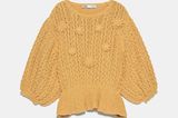 Der April macht bekanntermaßen, was er will – das gilt vor allem in Sachen Wetter. Dieser gelbe Pullover bringt uns hingegen immer die perfekte Dosis Sonnenschein. Von Zara, um 40 Euro. 