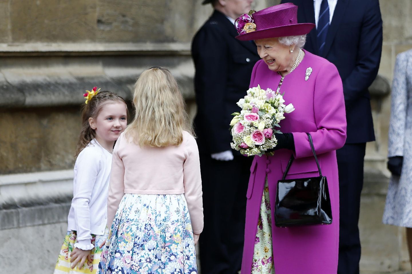 Queen Elizabeth mit zwei jungen Mädchen