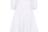 Ein weißes Kleid mit Puffärmeln gehört diesen Frühling zur Grundausstattung – dieser Schnapper von New Look wandert deswegen schnurstracks in unseren virtuellen Einkaufswagen. Um 23 Euro.