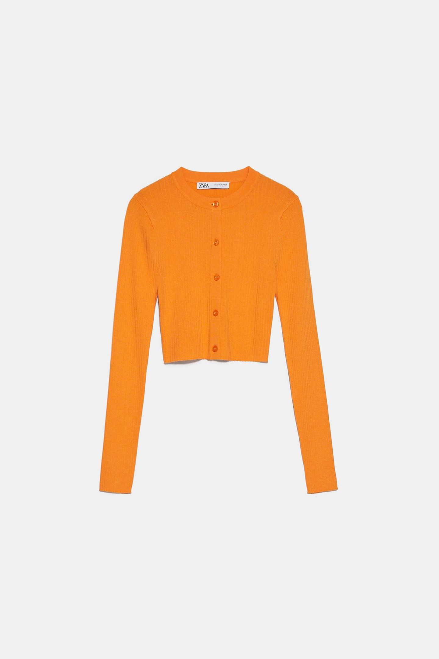 Im Frühling darf es auch mal knallen – zum Beispiel in Form dieses supertrendy orangefarbenen Cardigans. Von Zara, um 20 Euro.