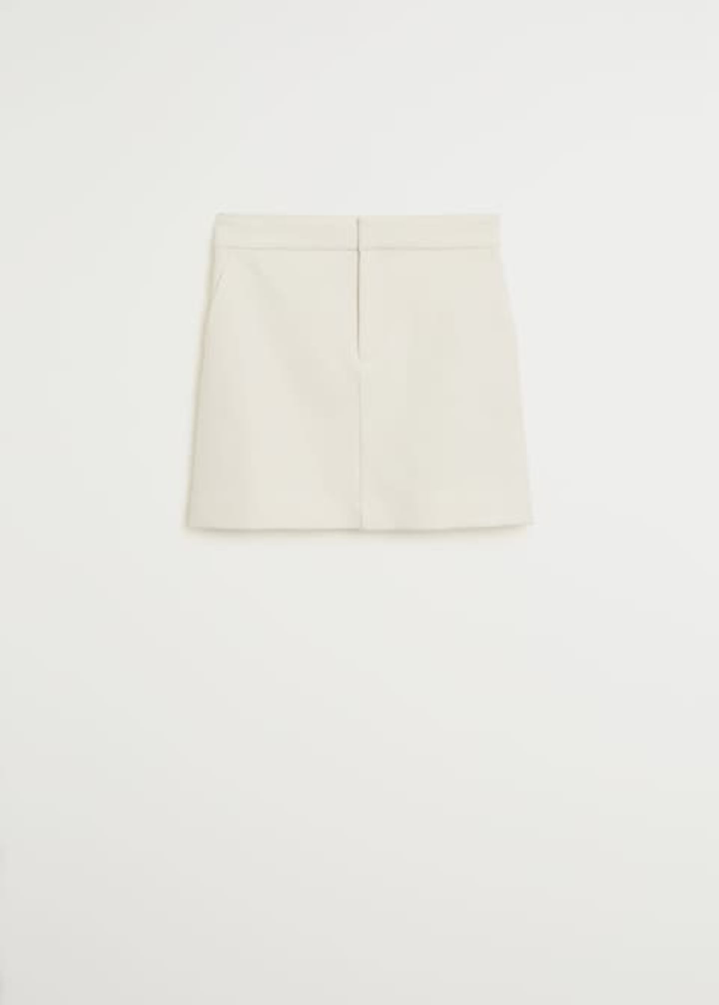 Ein Basicteil, das in eurem Kleiderschrank 2020 auf gar keinen Fall fehlen darf: der weiße Minirock. Besonders schön zu gleichfarbigen Oberteilen. Von Mango, um  29 Euro.