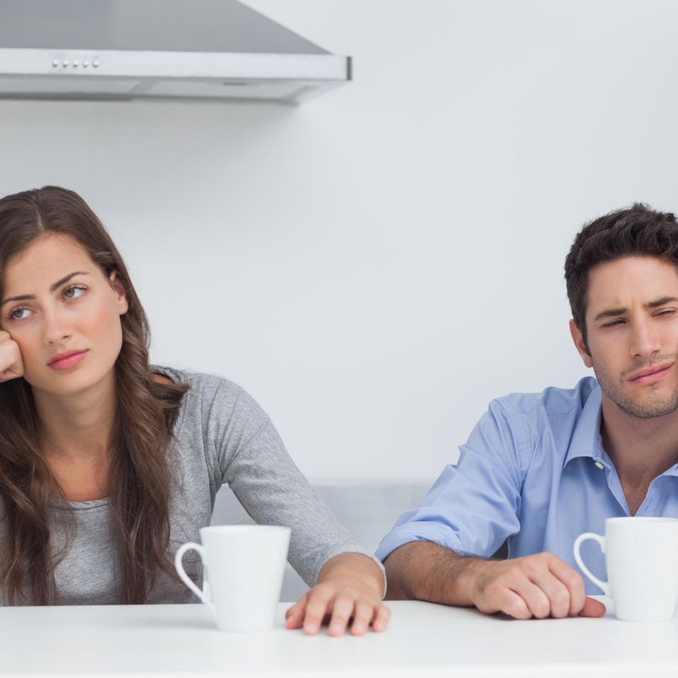 6 Dinge, über die du mit deinem Partner reden kannst: Gelangweiltes Paar