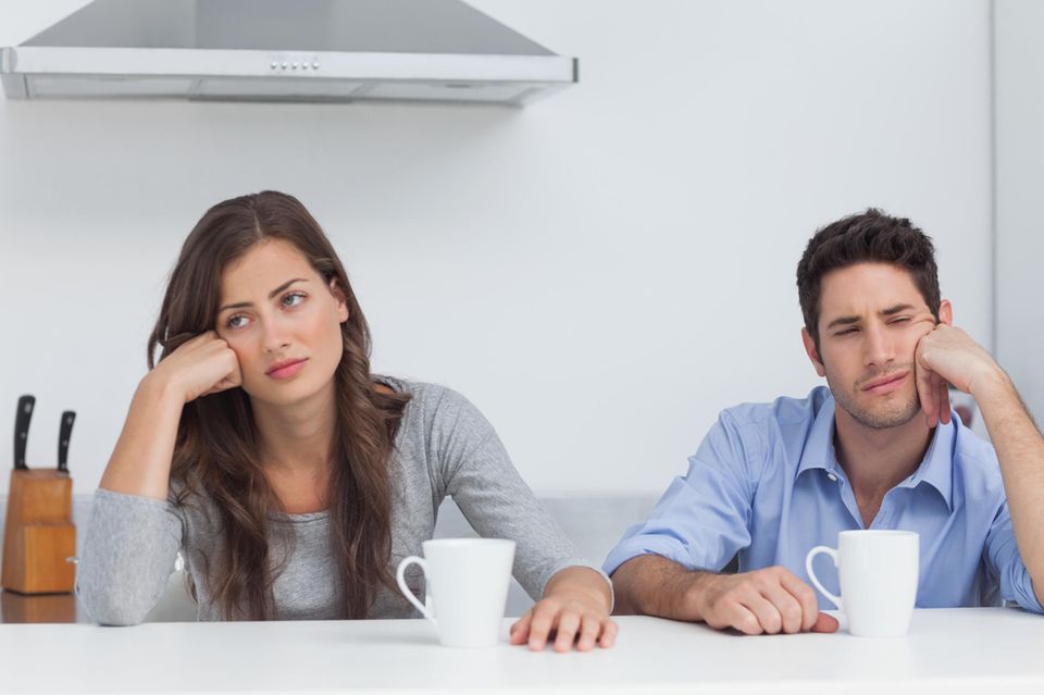 6 Dinge, über die du mit deinem Partner reden kannst: Gelangweiltes Paar