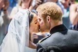 Herzogin Meghan + Prinz Harry: küssen sich