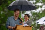 Herzogin Meghan + Prinz Harry: halten Regenschirm