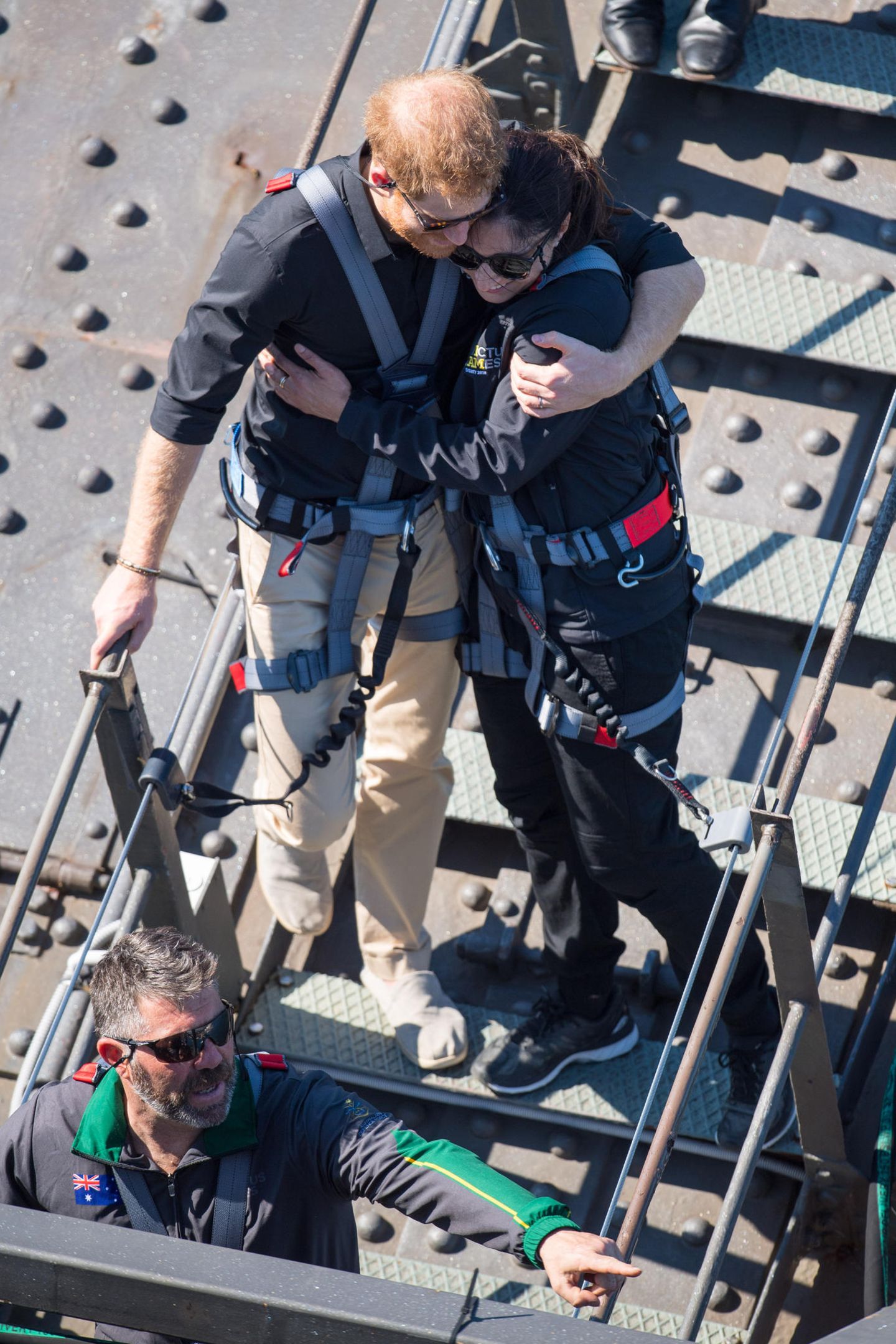 Herzogin Meghan + Prinz Harry: klettern auf Brücke