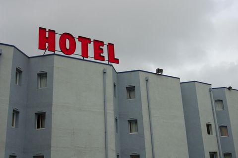 Frankfurter Tabelle: Hässliches Hotel mit Reisemängeln