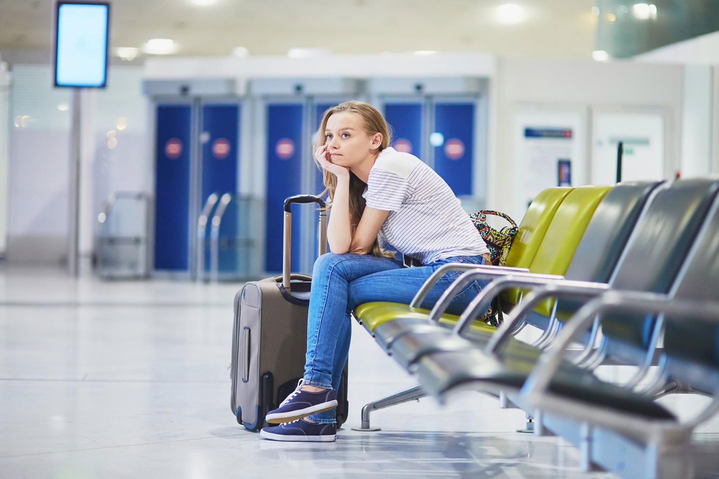 Flugverspätung Entschädigung: Mädchen wartet am Flughafen