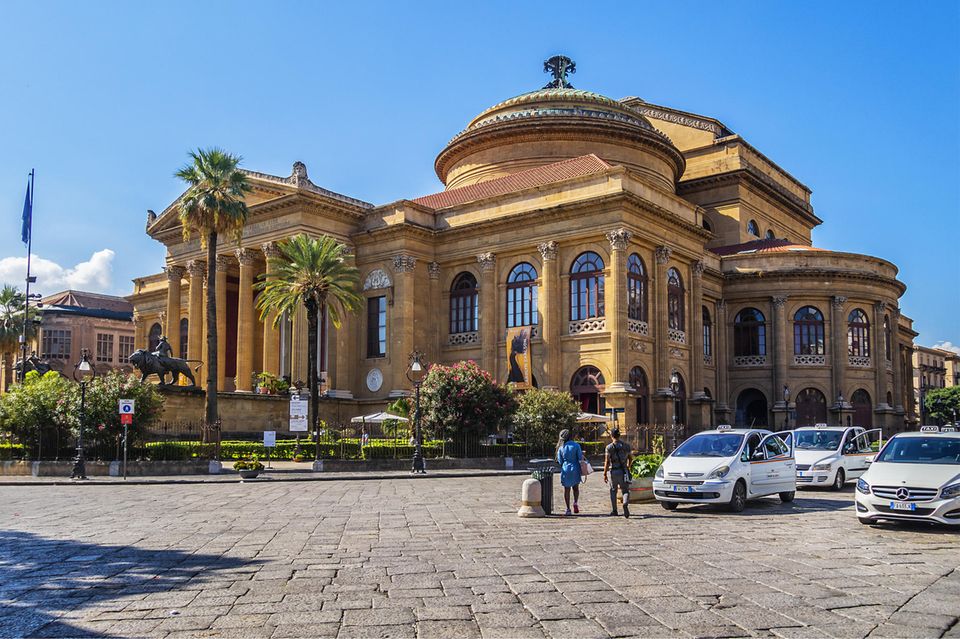 Ein Zeichen der neuen Zeit: Das Teatro Massimo stand über 20 Jahre lang verrottet leer. Jetzt ist die Staatsoper renoviert worden, und internationale Künstler treten hier auf. Ein Zeichen der neuen Zeit: Das Teatro Massimo stand über 20 Jahre lang verrottet leer. Jetzt ist die Staatsoper renoviert worden, und internationale Künstler treten hier auf.
