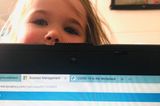 Homeoffice mit Kindern: Kind guckt über Laptop