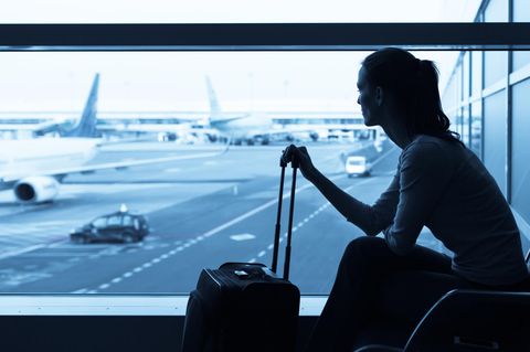 CO2-Ausgleich: Frau mit Koffer am Flughafen