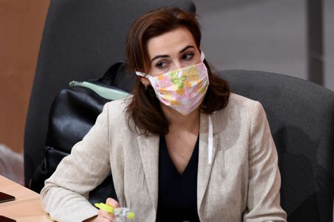 Corona aktuell: Österreichs Justizministerin trägt eine Stoffmaske