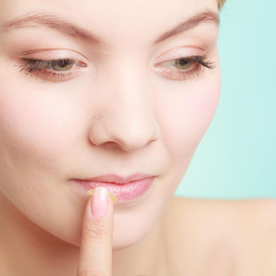 Schminkschule: Lipgloss auftragen | BRIGITTE.de