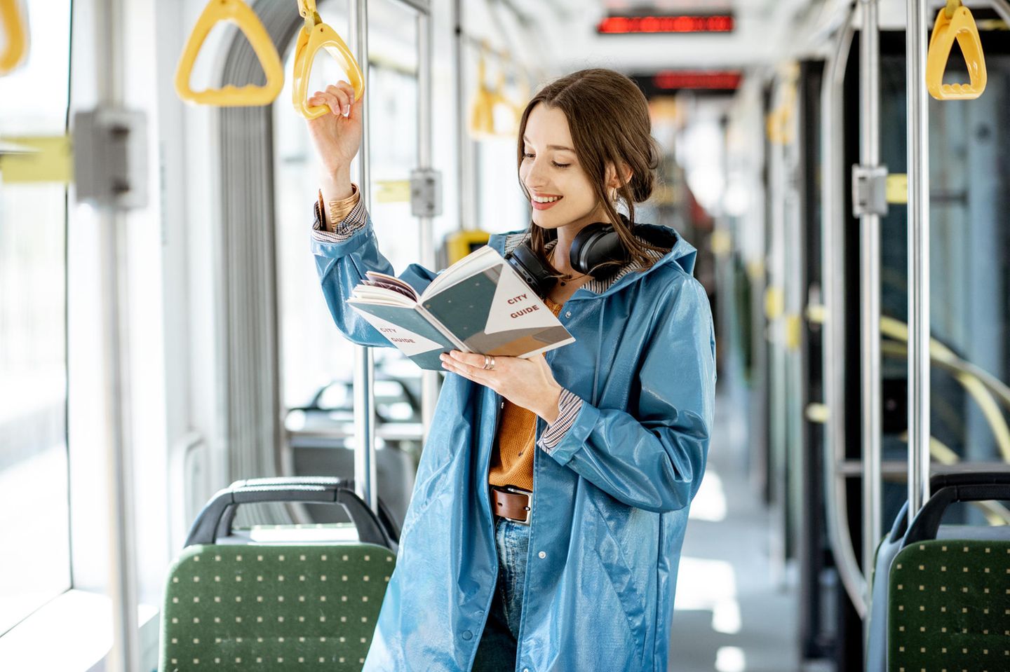 CO2 sparen: Mädchen im Bus liest Buch
