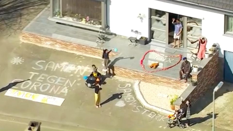 Herzerwärmende Hubschrauberaktion verbreitet Gemeinschaftsgefühl in Belgien: Familie im Garten