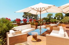 Terrassengestaltung Terrassengestaltung: Terrasse mit Rattanmöbeln und Meerblcik