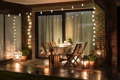 Terrassengestaltung Terrassengestaltung: Terrasse mit Lichterketten und WIndlichtern