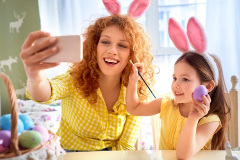 5 Tipps für ein gemeinsames Osterfest – trotz Entfernung: Mutter mit Tochter