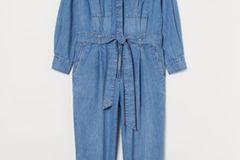 Cool boiler suit from H & M +, for 40 euros.