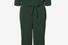 Dark fir green is the perfect color for this jumpsuit. From Junarose to About You, for 55 euros.