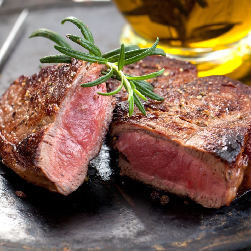 Steak braten: Gebratenes Steak auf einem Teller