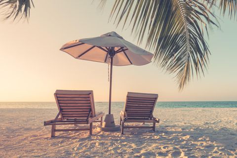 Corona aktuell: Leere Stühle am Strand