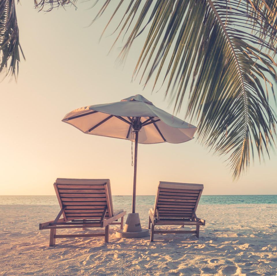 Corona aktuell: Leere Stühle am Strand