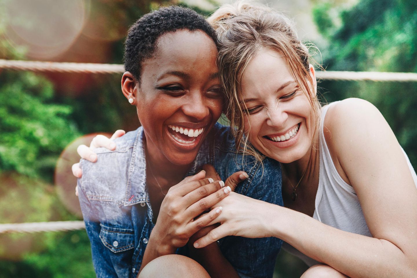 Ubuntu-Philosophie: Zwei Frauen lachen zusammen und sind glücklich