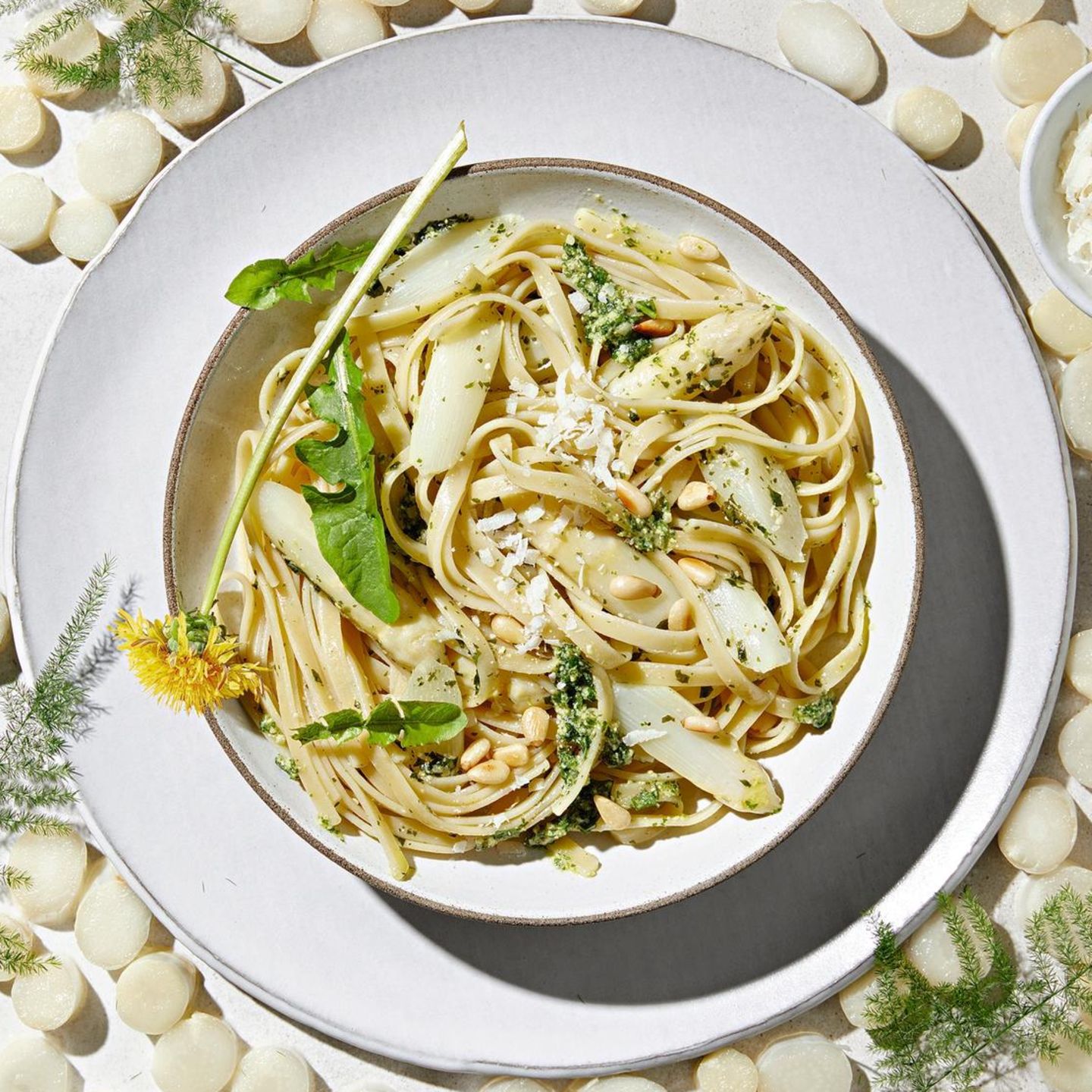 Löwenzahn-Pesto mit Spargel und Fettuccine