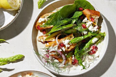 Spargel-Brot-Salat mit Tahin-Dressing